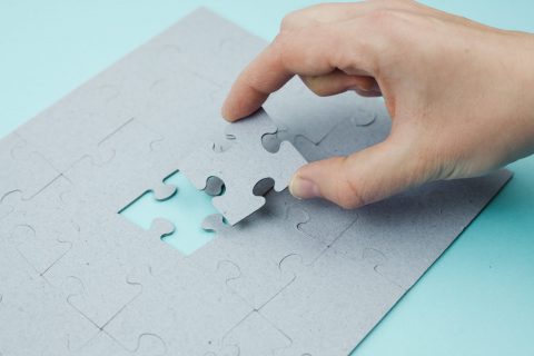 Nathalie Adam complète le puzzle bleu avec la bonne pièce pour une bonne stratégie