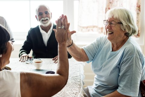 High five entre deux femmes retraitées