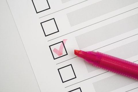 Liste des services sous forme de case à cocher au marqueur rose